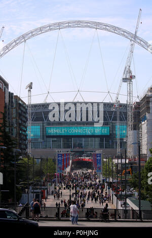 Vue générale à l'extérieur du stade devant le Summertime ball de la capitale avec Vodafone au stade Wembley, Londres. APPUYEZ SUR ASSOCIATION photo. Cet été, les artistes les plus en vue ont joué en direct pour 80,000 auditeurs de Capital au stade Wembley, lors de la plus grande fête estivale du Royaume-Uni. Parmi les artistes, mentionnons Camila Cabello, Shawn Mendes, Rita ora, Charlie Puth, Jess Glyne, Craig David, Anne-Marie, Rudimental, Sean Paul, Clean Bandit, James Arthur, Sigala, Years & Years, Jax Jones, Raye, Jonas Blue, Mabel, Stefflon Don, Yungen et G-Eazy. Date de la photo: Samedi 9 juin 2018. Le crédit photo devrait se lire comme suit : Isabel Infantes/PA Wire Banque D'Images