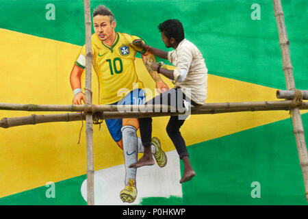 Kolkata, Inde. 09Th Juin, 2018. Artiste peint un mur avec photo du football brésilien Neymar da Silva Santos Junior ou Neymar Jr. sur un grand drapeau brésilien sur une paroi latérale de la route d'avance sur l'avant Coupe du Monde 2018 de l'annexe qui se tiendra à la Russie. Credit : Saikat Paul/Pacific Press/Alamy Live News Banque D'Images
