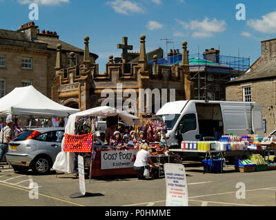 Le jour du marché dans le centre historique et jolie petite ville de Kirkby Lonsdale, South Lake District, Cumbria, Angleterre Banque D'Images