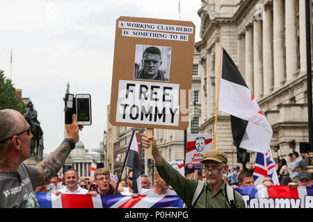 9 juin, 2018. Manifestation devant Downing Street à la liberté d'extrême droite Tommy activiste Robinson qui a été arrêté pour violation de la paix à l'extérieur d'un palais à Londres le 25 mai, où un procès serait en cours de toilettage. Dans le même temps une contre-manifestation est en cours. Penelope Barritt/Alamy Live News Banque D'Images