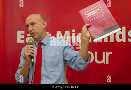 Queens Walk Community Centre, Nottingham, Nottinghamshire, Angleterre, Royaume-Uni. 9ème.juin 2018. Partie de la main-d'événement. John Healey, Shadow Secrétaire d'État au logement, s'exprimant lors de la partie du travail du gouvernement local jours. Alan Beastall/Alamy Live News Banque D'Images