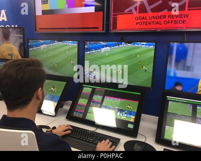 09 juin 2018, la Russie, Moscou : UN TECHNICIEN DE LA FIFA démontre le travail de l'arbitre assistant vidéo (VAR) dans la salle de contrôle pour la vidéo Replay à la Coupe du Monde en Russie. Photo : Friedemann Kohler/dpa Banque D'Images