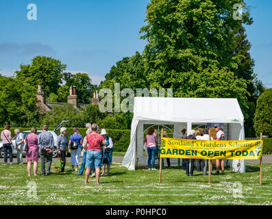 Dirleton Village Gardens, Scotland’s Gardens Scheme 2018, 9 juin 2018. Dirleton Village, East Lothian, Écosse, Royaume-Uni. Les résidents du village ouvrent leurs jardins au public dans le cadre du programme des jardins nationaux. Les gens sur le village vert acheter des billets lors d'une journée ensoleillée avec le ciel bleu Banque D'Images