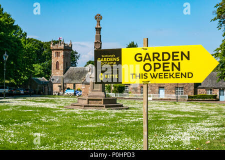 Dirleton Village Gardens, Scotland’s Gardens Scheme 2018, 9 juin 2018. Dirleton Village, East Lothian, Écosse, Royaume-Uni. Les résidents du village ouvrent leurs jardins au public dans le cadre du programme des jardins nationaux. Un panneau jardin ouvert devant le village vert, le monument commémoratif de guerre et la tour carrée de l'église lors d'une journée ensoleillée avec le ciel bleu Banque D'Images