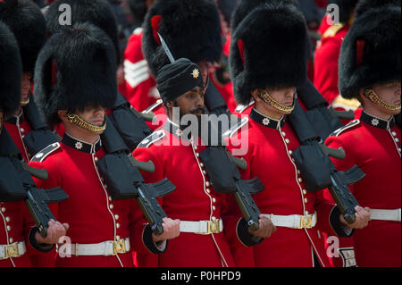 Horse Guards Parade, Londres, Royaume-Uni. 9 juin, 2018. La célèbre fête de la Reine Parade, également connu sous le nom de Parade la couleur, a lieu avec le Coldstream Guards Parade leur couleur en face de Sa Majesté la Reine et une audience de plus de 7 500 clients à Horse Guards dans lumière du soleil chaude. Guardsman Charanpreet Lall Singh est le premier soldat à porter un turban sur le défilé historique. Credit : Malcolm Park/Alamy Live News. Banque D'Images