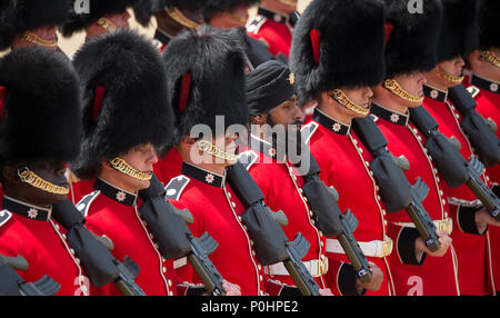 Horse Guards Parade, Londres, Royaume-Uni. 9 juin, 2018. La célèbre fête de la Reine Parade, également connu sous le nom de Parade la couleur, a lieu avec le Coldstream Guards Parade leur couleur en face de Sa Majesté la Reine et une audience de plus de 7 500 clients à Horse Guards dans lumière du soleil chaude. Guardsman Charanpreet Lall Singh est le premier soldat à porter un turban sur le défilé historique. Credit : Malcolm Park/Alamy Live News. Banque D'Images