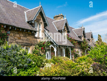 Dirleton Village Gardens, Scotland’s Gardens Scheme 2018, 9 juin 2018. Dirleton Village, East Lothian, Écosse, Royaume-Uni. Les résidents du village ouvrent leurs jardins au public dans le cadre du programme des jardins nationaux. Cottages pittoresques par temps ensoleillé Banque D'Images