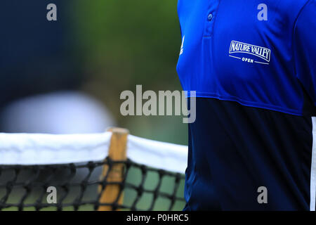 Centre de tennis de Nottingham, Nottingham, Royaume-Uni. 9 juin, 2018. Une Ball boy's shirt avec le logo de Nature Valley Crédit : montrer Plus Sport Action/Alamy Live News Banque D'Images