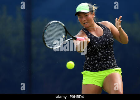 Centre de tennis de Nottingham, Nottingham, Royaume-Uni. 9 juin, 2018. Tara Moore de Grande-bretagne retourne Miharu Imanishi du Japon : Action Crédit servent Plus Sport/Alamy Live News Banque D'Images