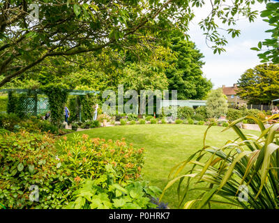 Dirleton Village Gardens, Scotland’s Gardens Scheme 2018, 9 juin 2018. Dirleton Village, East Lothian, Écosse, Royaume-Uni. Les résidents du village ouvrent leurs jardins au public dans le cadre du programme des jardins nationaux. Une pelouse bien entretenue dans le jardin du village Banque D'Images