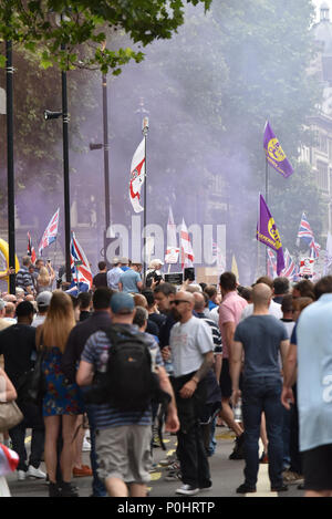 Whitehall, Londres, Royaume-Uni. 9 juin 2018. Les partisans de Tommy Robinson pour protester contre son récent emprisonnement. Crédit : Matthieu Chattle/Alamy Live News Banque D'Images