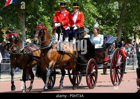 Le centre commercial. Londres. UK 9 Juin 2018 - SA MAJESTÉ LA REINE ELIZABETH II aux autres membres de la famille royale de voyager le long du Mall dans un chariot en haut pendant la parade la couleur qui marque la 92ème célébration de l'anniversaire officiel de la Reine, au cours de laquelle elle inspecte les troupes de la Division des ménages qu'ils mars à Whitehall, avant de regarder le survol du balcon de Buckingham Palace. Credit : Dinendra Haria/Alamy Live News Banque D'Images