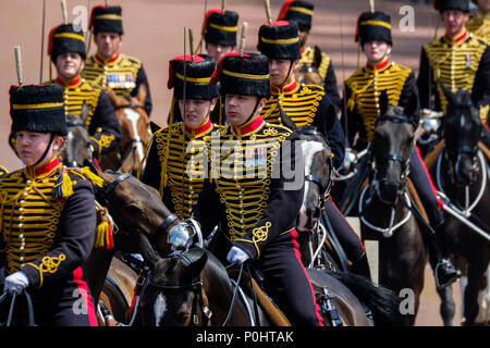 Les rois Troop, Royal Horse Artillery, à la parade la couleur et Queens Parade anniversaire le samedi 9 juin 2018 dans le palais de Buckingham , , Londres. Sur la photo : Les rois Troop, Royal Horse Artillery, calvaire, retour d'Horseguards Parade. Photo par Julie Edwards. Credit : Julie Edwards/Alamy Live News Banque D'Images