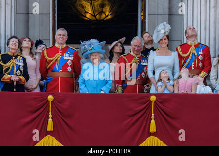 Londres, Royaume-Uni, le 9 juin 2018. La Famille royale se rassembleront sur le balcon du palais à la parade la couleur et Queens Parade anniversaire le samedi 9 juin 2018 dans le palais de Buckingham , , Londres. Photo : Anne, la Princesse Royale, le Prince Andrew, duc de York, SON ALTESSE ROYALE La reine Elizabeth II, le Prince Charles, prince de Galles, Meghan Markle, duchesse de Kent, le prince Harry, le duc de Sussex, Kate, duchesse de Cambridge, le Prince William, duc de Cambridge, la Princesse Charlotte de Cambridge , Prince George de Cambridge. Photo par Julie Edwards. Credit : Julie Edwards/Alamy Live News Banque D'Images