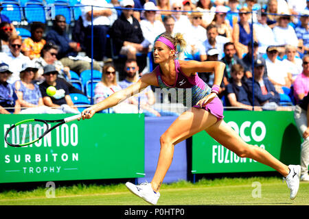 Londres, Royaume-Uni, Conny Perrin de la Suisse en action au cours de sa demi-finale contre Harriet Dart de Grande-Bretagne. Fuzion 100 2018 trophée Surbiton , événement tennis jour 6 à la raquette de Surbiton et Fitness Club de Surbiton, Surrey le samedi 9 juin 2018. Ce droit ne peut être utilisé qu'à des fins rédactionnelles. Utilisez uniquement rédactionnel, pic par Steffan Bowen/Andrew Orchard la photographie de sport/Alamy live news Banque D'Images