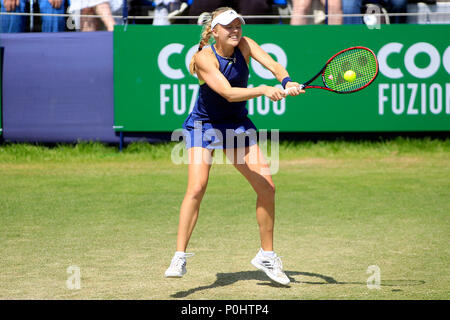 London, UK, Harriet Dart de Grande-bretagne en action dans sa demi-finale contre Conny Perrin de la Suisse. Fuzion 100 2018 trophée Surbiton , événement tennis jour 6 à la raquette de Surbiton et Fitness Club de Surbiton, Surrey le samedi 9 juin 2018. Ce droit ne peut être utilisé qu'à des fins rédactionnelles. Utilisez uniquement rédactionnel, pic par Steffan Bowen/Andrew Orchard la photographie de sport/Alamy live news Banque D'Images