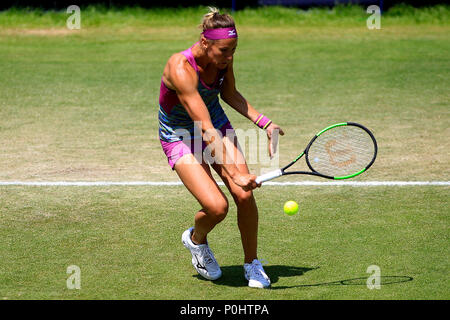 Londres, Royaume-Uni, Conny Perrin de la Suisse en action au cours de sa demi-finale contre Harriet Dart de Grande-Bretagne. Fuzion 100 2018 trophée Surbiton , événement tennis jour 6 à la raquette de Surbiton et Fitness Club de Surbiton, Surrey le samedi 9 juin 2018. Ce droit ne peut être utilisé qu'à des fins rédactionnelles. Utilisez uniquement rédactionnel, pic par Steffan Bowen/Andrew Orchard la photographie de sport/Alamy live news Banque D'Images