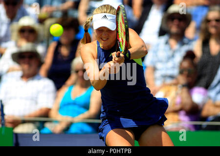 London, UK, Harriet Dart de Grande-bretagne en action dans sa demi-finale contre Conny Perrin de la Suisse. Fuzion 100 2018 trophée Surbiton , événement tennis jour 6 à la raquette de Surbiton et Fitness Club de Surbiton, Surrey le samedi 9 juin 2018. Ce droit ne peut être utilisé qu'à des fins rédactionnelles. Utilisez uniquement rédactionnel, pic par Steffan Bowen/Andrew Orchard la photographie de sport/Alamy live news Banque D'Images