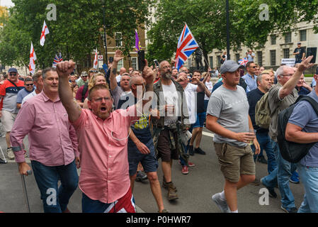 Londres, Royaume-Uni. Le 09 juin 2018. Plusieurs milliers de manifestants en mars de Trafalgar Square à un rassemblement à Whitehall. Une foule en colère s'arrêta devant Downing Street où deux voyous ont tenté de s'emparer de moi et tirer mon appareil photo de ma main pour m'empêcher de prendre des photos. J'ai réussi à se retirer et à se déplacer dans la foule dense, mais ils m'ont suivi à travers la masse de gens sur une certaine distance à plusieurs reprises essayant de prendre mon sac photo et caméras jusqu'à ce que j'ai été proche de la police et les stewards mars devant Downing St. Crédit : Peter Marshall/Alamy Live News Crédit : Peter Marshall/Alamy Live News Banque D'Images