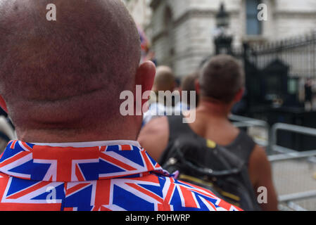 Londres, Royaume-Uni. Le 09 juin 2018. Un homme dans un costume lookes Union Jack aux portes de Downing St. Une foule en colère s'était arrêté en face de Downing Street où deux voyous ont tenté de s'emparer de moi et tirer mon appareil photo de ma main pour m'empêcher de prendre des photos. J'ai réussi à se retirer et à se déplacer dans la foule dense, mais ils m'ont suivi à travers la masse de gens sur une certaine distance à plusieurs reprises essayant de prendre mon sac photo et caméras jusqu'à ce que j'ai été proche de la police et les stewards mars devant Downing St. rally commence. Crédit : Peter Marshall/Alamy Live News Crédit : Peter Marshall/Alamy Live News Banque D'Images