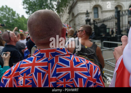 Londres, Royaume-Uni. Le 09 juin 2018. Un homme dans un costume lookes Union Jack aux portes de Downing St. Une foule en colère s'était arrêté en face de Downing Street où deux voyous ont tenté de s'emparer de moi et tirer mon appareil photo de ma main pour m'empêcher de prendre des photos. J'ai réussi à se retirer et à se déplacer dans la foule dense, mais ils m'ont suivi à travers la masse de gens sur une certaine distance à plusieurs reprises essayant de prendre mon sac photo et caméras jusqu'à ce que j'ai été proche de la police et les stewards mars devant Downing St. rally commence. Crédit : Peter Marshall/Alamy Live News Crédit : Peter Marshall/Alamy Live News Banque D'Images