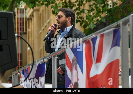 Londres, Royaume-Uni. Le 09 juin 2018. Un homme parle à partir de la plate-forme à Whitehall au début de la protestation de Tommy Robinson qui est d'une attaque à la liberté d'expression. Plus tôt, lorsqu'une foule en colère s'était arrêté en face de Downing Street deux voyous ont tenté de m'attraper et tirer mon appareil photo de ma main pour m'empêcher de prendre des photos. J'ai réussi à se retirer et à se déplacer dans la foule dense, mais ils m'ont suivi à travers la masse de gens sur une certaine distance à plusieurs reprises essayant de prendre mon sac photo et caméras jusqu'à ce que j'ai été proche de la police et les stewards mars devant Downing St. Crédit : Peter Mar Banque D'Images