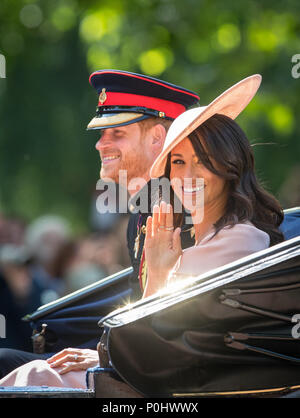 Londres, Royaume-Uni, le 9 juin 2018. Meghan Markle salue la foule comme elle s'assoit à côté de mari le prince Harry lors de la Parade du Couleur - La reine Elizabeth II anniversaire 2018 défilé au centre commercial, le palais de Buckingham, l'Angleterre le 9 juin 2018. Photo par Andy Rowland. Crédit : Andrew Rowland/Alamy Live News Crédit : Andrew Rowland/Alamy Live News Crédit : Andrew Rowland/Alamy Live News Banque D'Images