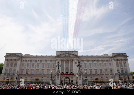 Londres, Royaume-Uni. 9 juin, 2018. Les flèches rouges survoler Buckingham Palace pendant la parade la couleur de la cérémonie pour marquer la reine Elizabeth II, 92e anniversaire à Londres, Angleterre le 9 juin 2018. Crédit : Tim Irlande/Xinhua/Alamy Live News Banque D'Images
