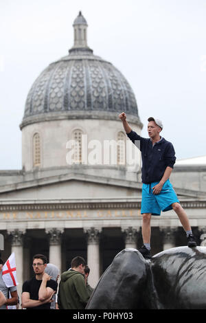 Londres, Royaume-Uni. 9 juin 2018. Les manifestants s'affrontent la police anti-émeute à la protestation de Tommy Robinson, Trafalgar Square, London Crédit : Paul Brown/Alamy Live News Banque D'Images