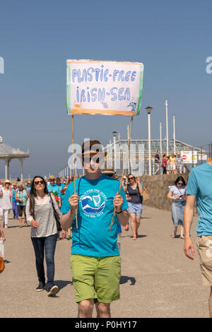 Dun Laoghaire, en Irlande. 6 juin, 2018. Jeune activiste environnemental Flossie Donnelly de plastique en mer d'Irlande pour mars l'océan Dun Laoghaire, Dublin, Irlande. Credit : Fabrice Jolivet/Alamy News Banque D'Images