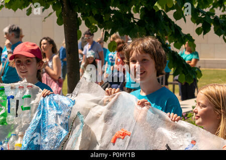 Dun Laoghaire, en Irlande. 6 juin, 2018. Jeune activiste environnemental Flossie Donnelly de plastique en mer d'Irlande pour mars l'océan Dun Laoghaire, Dublin, Irlande. Credit : Fabrice Jolivet/Alamy News Banque D'Images