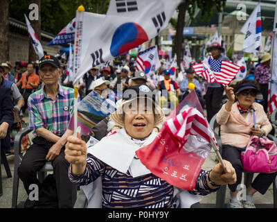 Seoul, Seoul, Corée du Sud. 9 juin, 2018. Une femme à la vôtre lors d'un rassemblement pro-américain dans le centre-ville de Séoul. Les participants ont dit qu'ils voulaient remercier les États-Unis pour soutenir la Corée du Sud et ils espèrent que les États-Unis continueront de soutenir la Corée du Sud. Beaucoup étaient également opposés aux négociations en cours avec la Corée du Nord parce qu'ils ne pense pas que Kim Jong-un peut être fait confiance à dénucléariser ou de ne pas attaquer la Corée du Sud. Crédit : Jack Kurtz/ZUMA/Alamy Fil Live News Banque D'Images
