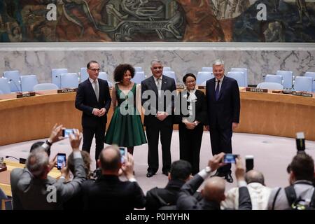 Organisation des Nations Unies, New York, USA, 08 juin 2018 - Sur la photo (de gauche à droite) : Heiko Masse, ministre des Affaires étrangères de la République fédérale d'Allemagne ; Nonceba Lindiwe Sisulu, Ministre des Relations internationales et de la coopération de la République d'Afrique du Sud ; Miguel Vargas Maldonado, Ministre des affaires étrangères de la République dominicaine ; Retno Lestari Priansari Marsudi, Ministre des affaires étrangères de la République d'Indonésie, Didier Reynders, vice-Premier Ministre et Ministre des affaires étrangères de Belgique après l'élection de l'Indonésie en tant que nouveau membre non permanent au Conseil de sécurité de Banque D'Images