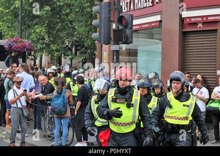 Londres, Royaume-Uni. 9 juin 2018. Gratuitement Tommy Robinson Mars à Londres, UK avec des milliers de personnes qui défendent et agitaient des drapeaux et des plaques de police, également présent à cet événement avec l'usure anti-émeute. Credit : Michelle Ponts/Alamy Live News Banque D'Images