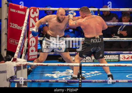 Arena de Manchester, Manchester, Royaume-Uni. 9 juin, 2018. Frank Warren Boxing Promotions, Tyson Fury contre Sefer Seferi, undercard lutte : un crochet gauche de Nathan Gorman dans un poids lourd Contact lutte contre Sean Turner : Action Crédit Plus Sport/Alamy Live News Banque D'Images