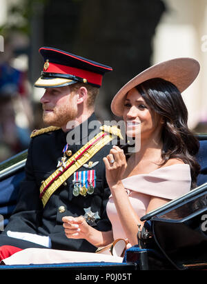 Meghan Markle (Meghan, duchesse de Sussex) et mari le prince Harry lors de la Parade du Couleur - La reine Elizabeth II anniversaire 2018 défilé au centre commercial, le palais de Buckingham, l'Angleterre le 9 juin 2018. Photo par Andy Rowland. Crédit : Andrew Rowland/Alamy Live News Banque D'Images