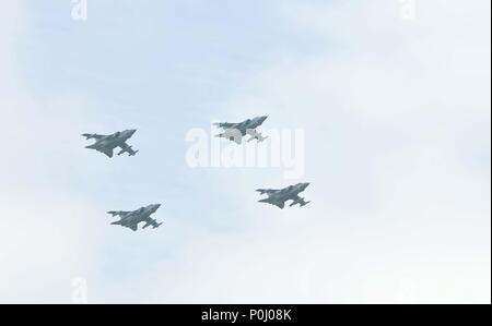 Londres, Royaume-Uni. 9 juin 2018. 4 x Royal Air Force (RAF) Panavia Tornado Gr.Mk 4 jets dans le défilé de la parade de la couleur. Flanqué de 2 l'Eurofighter Typhoon. Londres. UK. 09/06/2018. Credit : Sport en images/Alamy Live News Banque D'Images