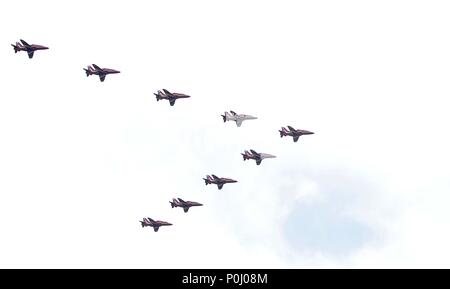 Londres, Royaume-Uni. 9 juin 2018. La Royal Air Force (RAF) Des flèches rouges sur le défilé de la parade de la couleur. Flanqué de 2 l'Eurofighter Typhoon. Londres. UK. 09/06/2018. Credit : Sport en images/Alamy Live News Banque D'Images