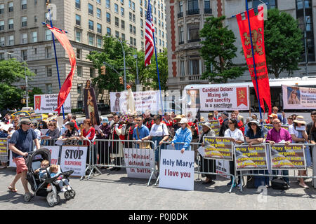New York, USA. 9 juin 2018. Un groupe de catholiques conservateurs ultra recueillir l'extérieur de la Metropolitan Museum of Art pour protester contre le "corps célestes du Met' exposition, qui dispose d'objets donnés par le Vatican. La manifestation était organisée par la Société américaine pour la défense de la Tradition, famille et propriété. Photo par Enrique Shore Crédit : Enrique Shore/Alamy Live News Banque D'Images