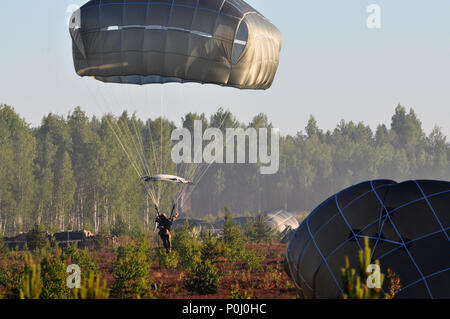 Riga. 9 juin, 2018. Photo prise le 9 juin 2018 montre un parachutiste américain au cours de l'atterrissage Réponse Rapide 2018, une multinationale d'entraînement, en dehors des terrains d'entraînement Adazi Riga, Lettonie. Un véhicule de transport militaire a pris feu au cours d'un exercice de parachutisme qui a eu lieu samedi à Adazi, terrains d'entraînement en dehors de Riga, dans le cadre de la force multinationale de réaction rapide manoeuvres, porte-parole de la Défense a informé le Ministère letton. Credit : Janis/Xinhua/Alamy Live News Banque D'Images