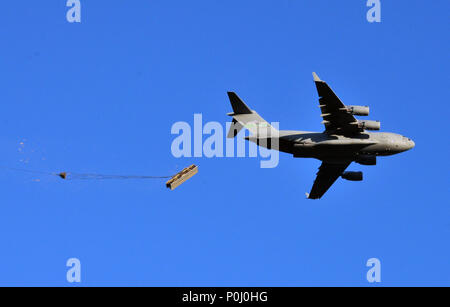 Riga. 9 juin, 2018. Photo prise le 9 juin 2018 montre un avion militaire participant à la réponse rapide en 2018, une multinationale d'entraînement, en dehors des terrains d'entraînement Adazi Riga, Lettonie. Un véhicule de transport militaire a pris feu au cours d'un exercice de parachutisme qui a eu lieu samedi à Adazi, terrains d'entraînement en dehors de Riga, dans le cadre de la force multinationale de réaction rapide manoeuvres, porte-parole de la Défense a informé le Ministère letton. Credit : Janis/Xinhua/Alamy Live News Banque D'Images