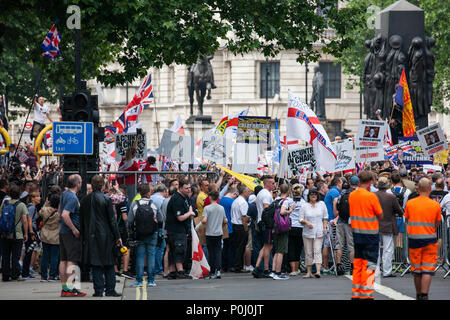 Londres, Royaume-Uni. 9 juin, 2018. Les partisans de Tommy Robinson, ancien chef du parti d'extrême droite English Defence League, prendre part à la Marche pour Tommy Robinson à l'extérieur de Downing Street. Tommy Robinson, est emprisonné pour outrage au tribunal suite à l'utilisation de médias sociaux pour diffuser les détails d'un sujet participant à des restrictions en matière de couverture. Credit : Mark Kerrison/Alamy Live News Banque D'Images