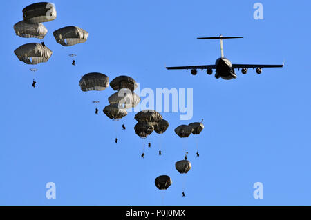 Riga. 9 juin, 2018. Photo prise le 9 juin 2018 aux États-Unis, montre des parachutistes sautant d'un aéronef au cours de la réaction rapide en 2018, une multinationale d'entraînement, en dehors des terrains d'entraînement Adazi Riga, Lettonie. Un véhicule de transport militaire a pris feu au cours d'un exercice de parachutisme qui a eu lieu samedi à Adazi, terrains d'entraînement en dehors de Riga, dans le cadre de la force multinationale de réaction rapide manoeuvres, porte-parole de la Défense a informé le Ministère letton. Credit : Janis/Xinhua/Alamy Live News Banque D'Images