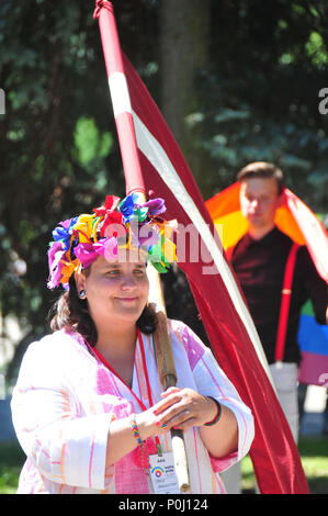 Riga, Lettonie. 9 juin, 2018. Un participant prend part à la mer Baltique Pride Parade au centre-ville de Riga, Lettonie, le 9 juin 2018. Autour de 8 000 personnes se sont réunies dans un parc au centre-ville de Riga le samedi de mars dans les pays baltes, un défilé de la fierté 2018 Droits LGBT annuelle chaque événement capital baltes prend son tour d'accueillir en été. Credit : Janis/Xinhua/Alamy Live News Banque D'Images