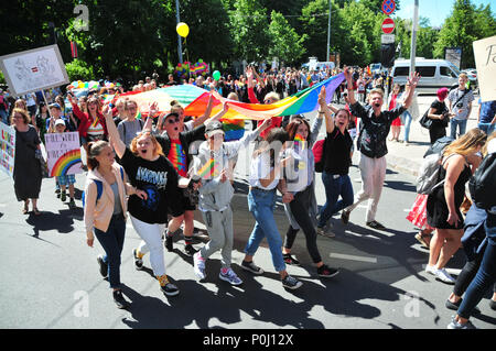 Riga, Lettonie. 9 juin, 2018. Personnes participent à la Baltic Pride Parade au centre-ville de Riga, Lettonie, le 9 juin 2018. Autour de 8 000 personnes se sont réunies dans un parc au centre-ville de Riga le samedi de mars dans les pays baltes, un défilé de la fierté 2018 Droits LGBT annuelle chaque événement capital baltes prend son tour d'accueillir en été. Credit : Janis/Xinhua/Alamy Live News Banque D'Images