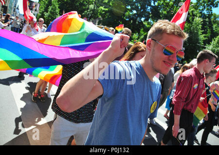 Riga, Lettonie. 9 juin, 2018. Personnes participent à la Baltic Pride Parade au centre-ville de Riga, Lettonie, le 9 juin 2018. Autour de 8 000 personnes se sont réunies dans un parc au centre-ville de Riga le samedi de mars dans les pays baltes, un défilé de la fierté 2018 Droits LGBT annuelle chaque événement capital baltes prend son tour d'accueillir en été. Credit : Janis/Xinhua/Alamy Live News Banque D'Images