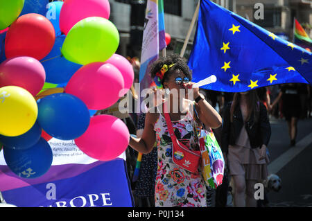 Riga, Lettonie. 9 juin, 2018. Un participant prend part à la mer Baltique Pride Parade au centre-ville de Riga, Lettonie, le 9 juin 2018. Autour de 8 000 personnes se sont réunies dans un parc au centre-ville de Riga le samedi de mars dans les pays baltes, un défilé de la fierté 2018 Droits LGBT annuelle chaque événement capital baltes prend son tour d'accueillir en été. Credit : Janis/Xinhua/Alamy Live News Banque D'Images