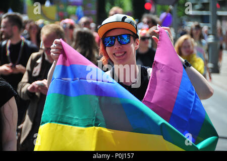 Riga, Lettonie. 9 juin, 2018. Un participant prend part à la mer Baltique Pride Parade au centre-ville de Riga, Lettonie, le 9 juin 2018. Autour de 8 000 personnes se sont réunies dans un parc au centre-ville de Riga le samedi de mars dans les pays baltes, un défilé de la fierté 2018 Droits LGBT annuelle chaque événement capital baltes prend son tour d'accueillir en été. Credit : Janis/Xinhua/Alamy Live News Banque D'Images