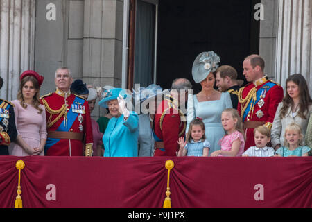 Londres, Royaume-Uni. 9 juin 2018 - Les membres de la famille royale britannique, y compris Sa Majesté la Reine, le Prince William, le prince Harry, Meghan Markle (Duchesse de Sussex) et plus encore. Le prince Philip a été absent tout au long. Credit : Benjamin Wareing/Alamy Live News Banque D'Images