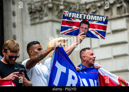 Londres, Royaume-Uni. 9 juin, 2018. Les partisans de Tommy Robinson dans Whitehall au cours d'une 'gratuitement' contre Tommy Robinson.les manifestants réclament la libération de Ligue de défense anglaise (EDL) dirigeant Tommy Robinson qui purge 13 mois de prison pour outrage au tribunal. Credit : Brais G. Rouco SOPA/Images/ZUMA/Alamy Fil Live News Banque D'Images